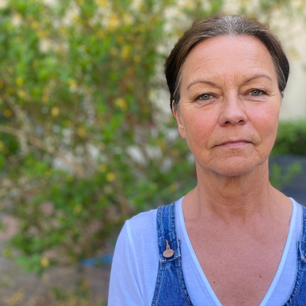 En porträttbild på Elisabeth Kántor, socialförvaltningschef i Eskilstuna. Hon tittar i kameran och ser allvarlig ut. Hon har mörk håt som är uppsatt.