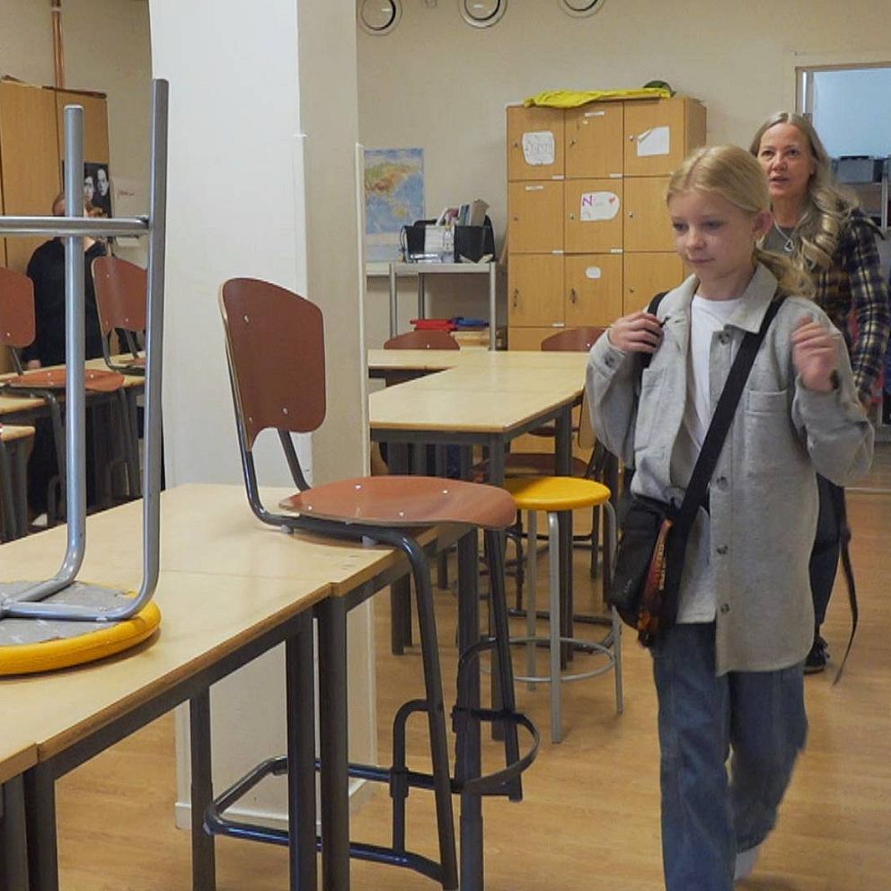 Kuvassa viidesluokkalainen Selma ja opettaja Christina Husdahl saapuvat luokkahuoneseen Botkyrkan ruotsinsuomalaisessa koulussa. Kuva on toukokuulta 2023.