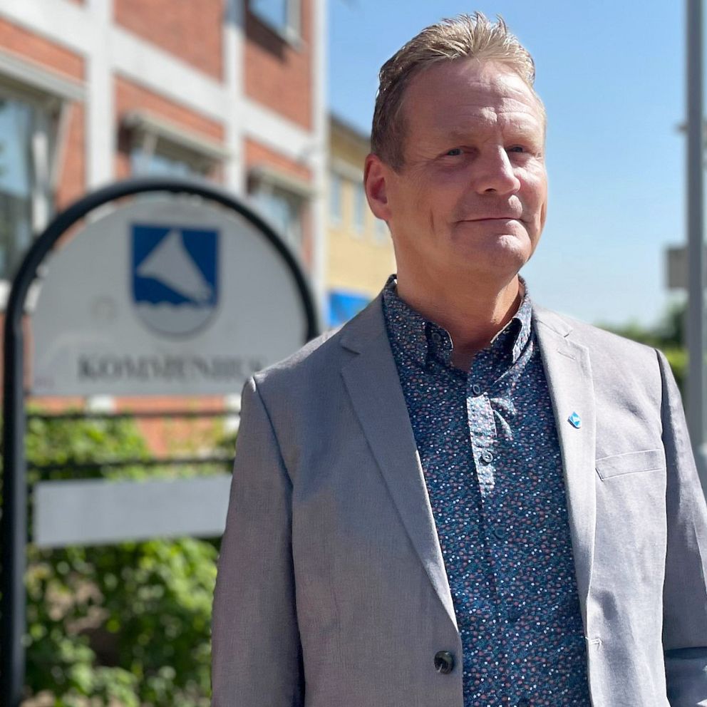 Socialnämndens ordförande Stefan Svensson, från Sverigedemokraterna, utanför kommunhuset i Örkelljunga.