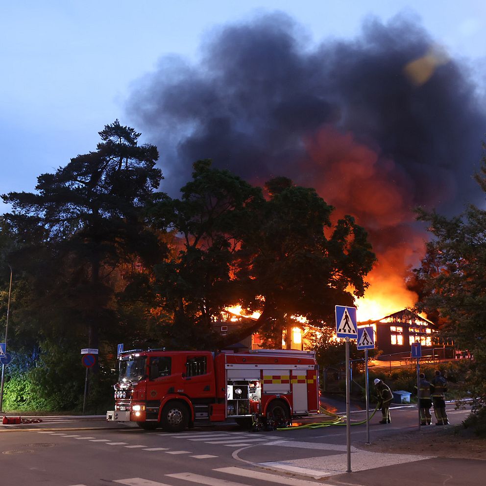 En förskola i Bandhagen, södra Stockholm står i brand.