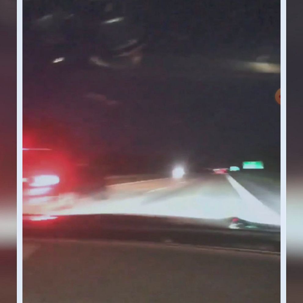 Bild genom vindrutan på bilen som körs i över 200 kilometer timmen på e22 utanför Kristianstad.