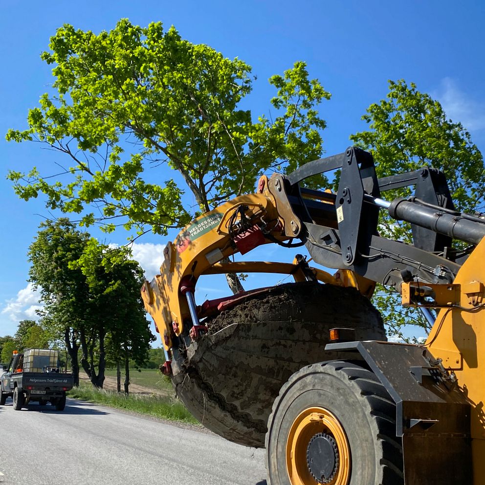 En 30-årig ek transporteras med en hjullastare på Åstorpsvägen vid Wrams Gunnarstorp.
