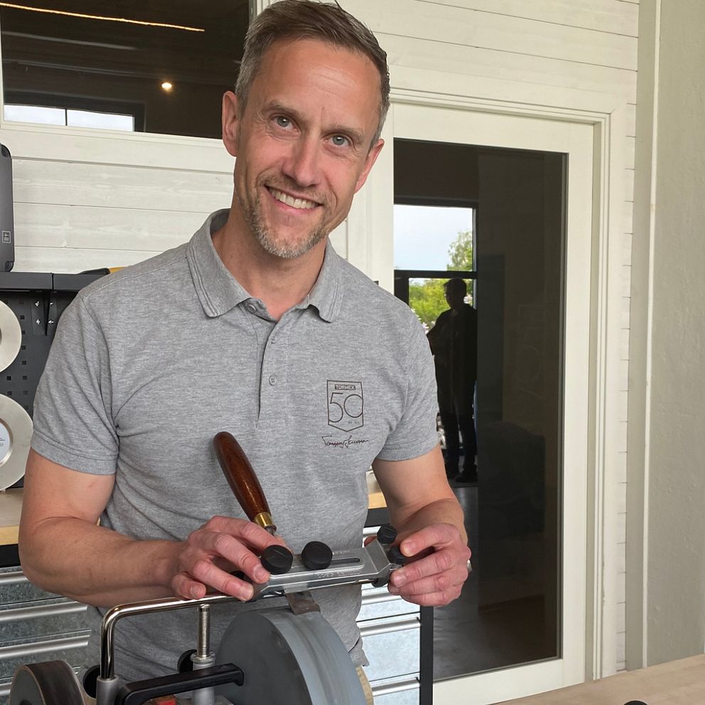 Samuel Stenhem, vd för Tormek i Lindesberg, demonstrerar en slipmaskin.