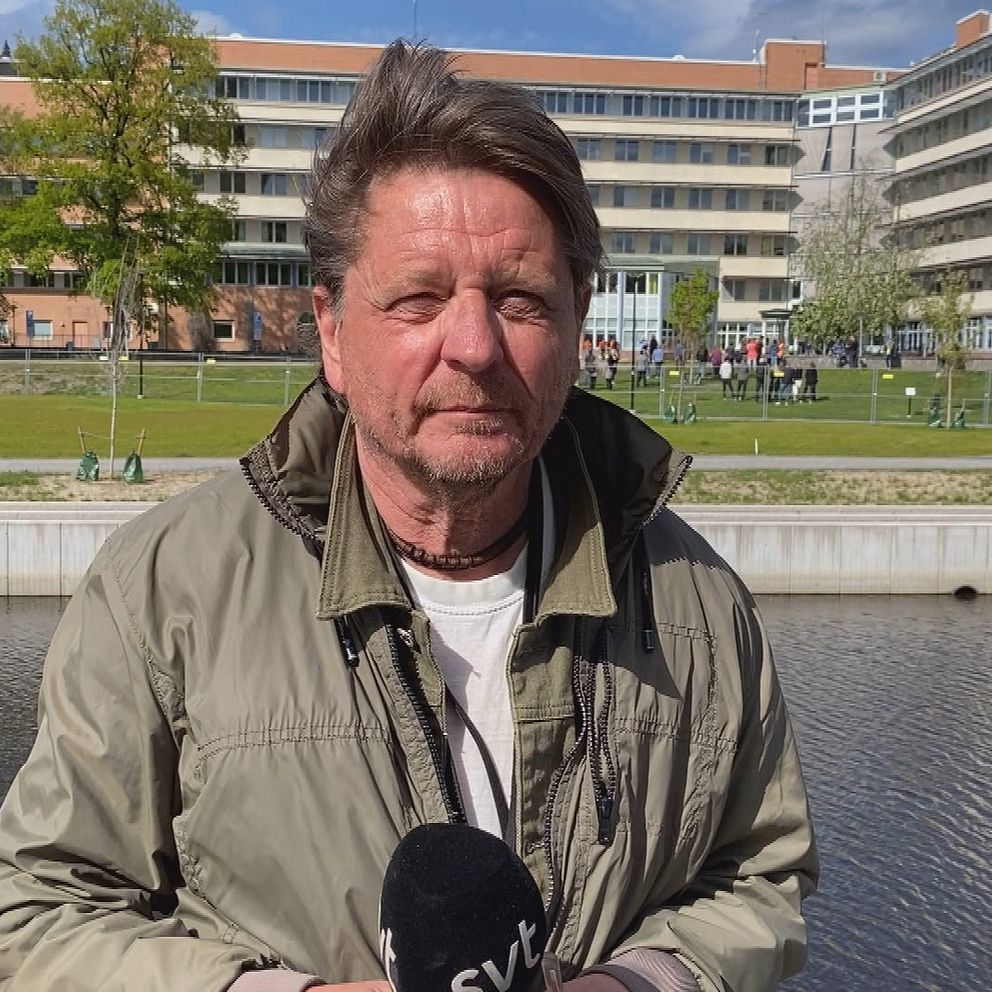 På bilden syns reporter Pierre Ragnehag. Han står vid Selångersån i Sundsvall och tittar rakt in i kameran. I bakgrunden syns kontorsbyggnaden som räddningstjänst larmades till gällande en explosion i en serverhall.