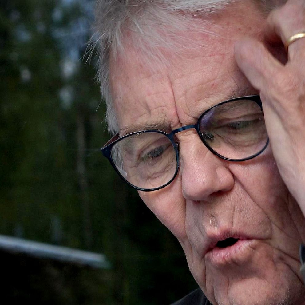 Peter Berglund sitter vid ett bord hemma i Östanbäck utanför Sundsvall och tittar ner på det brev han skrivit till Försäkringskassan. Han har mörka kläder och kort grått hår.