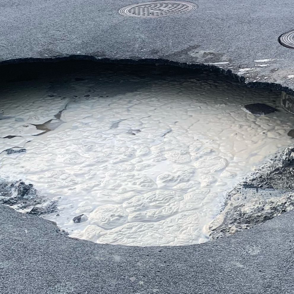 Slukhål på basketplan i Tyringe.
