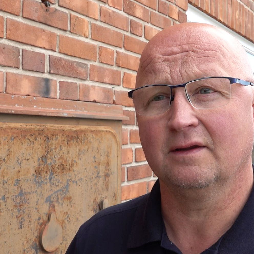 Roger Westerberg, räddningschef i Vännäs, står bredvid en tegelfasad. Han har glasögon och mörkblå tröja.