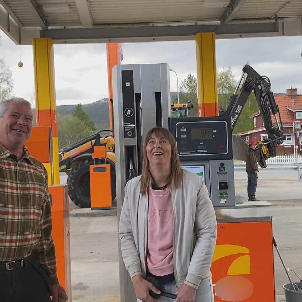 Från vänster; delägare macken Hubert Bergh, reporter Maria Broberg och mackens kock Patrik Bergh, står framför den nyöppnade macken i Vemdalen och visar den nya loggan.