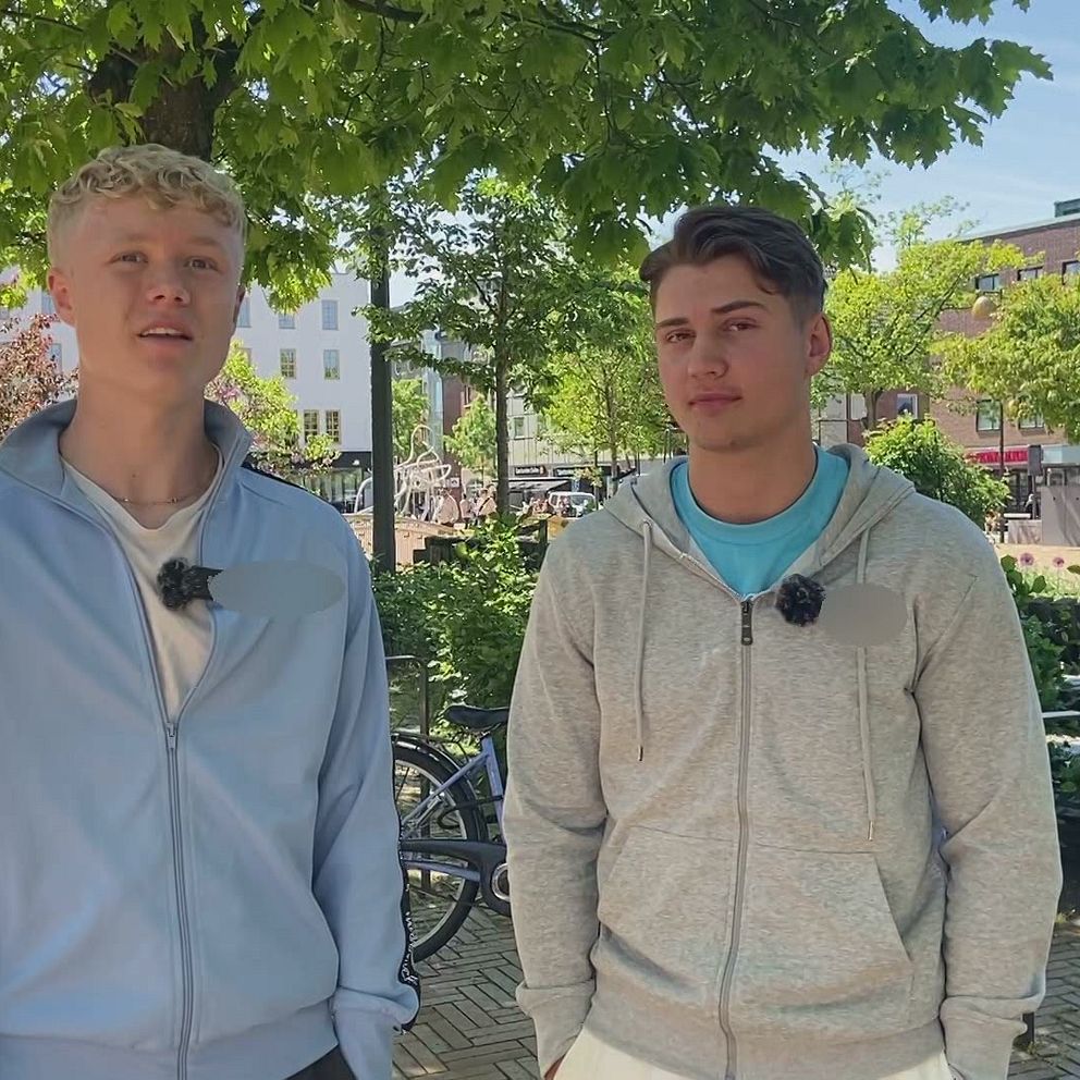 Eslövsungdomarna Hampus Ekström och Loke Bruce står på Stora torg i Eslöv och berättar om vad de tycker om kommunens trygghetssatsning.