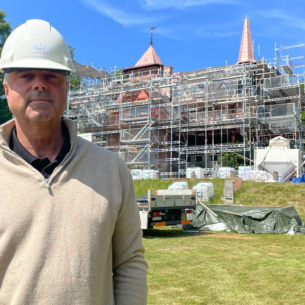 Håkan Holmgren, verksamhetschef på Gyllenstiernska Krapperupstitelsen, utanför Kockenhus på Kullaberg under återställningsarbetet. Herrgården är täckt av byggnadsställningar.