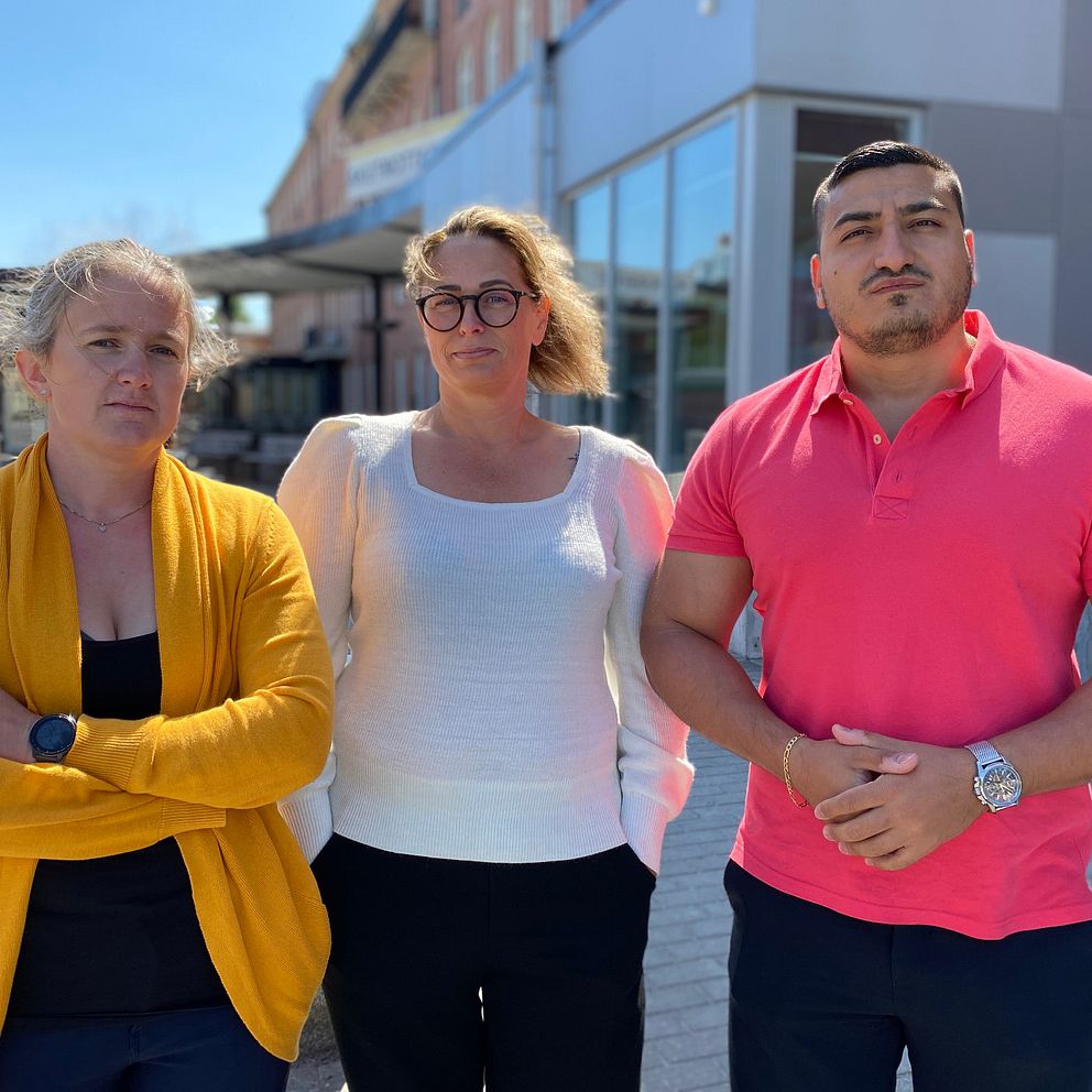 Emma Peterson i svart topp och gul kofta, Lisa Dahlström i ljus topp och Armen Hovannisyan i mörkrosa pikétröja framför akuten i Lidköping.