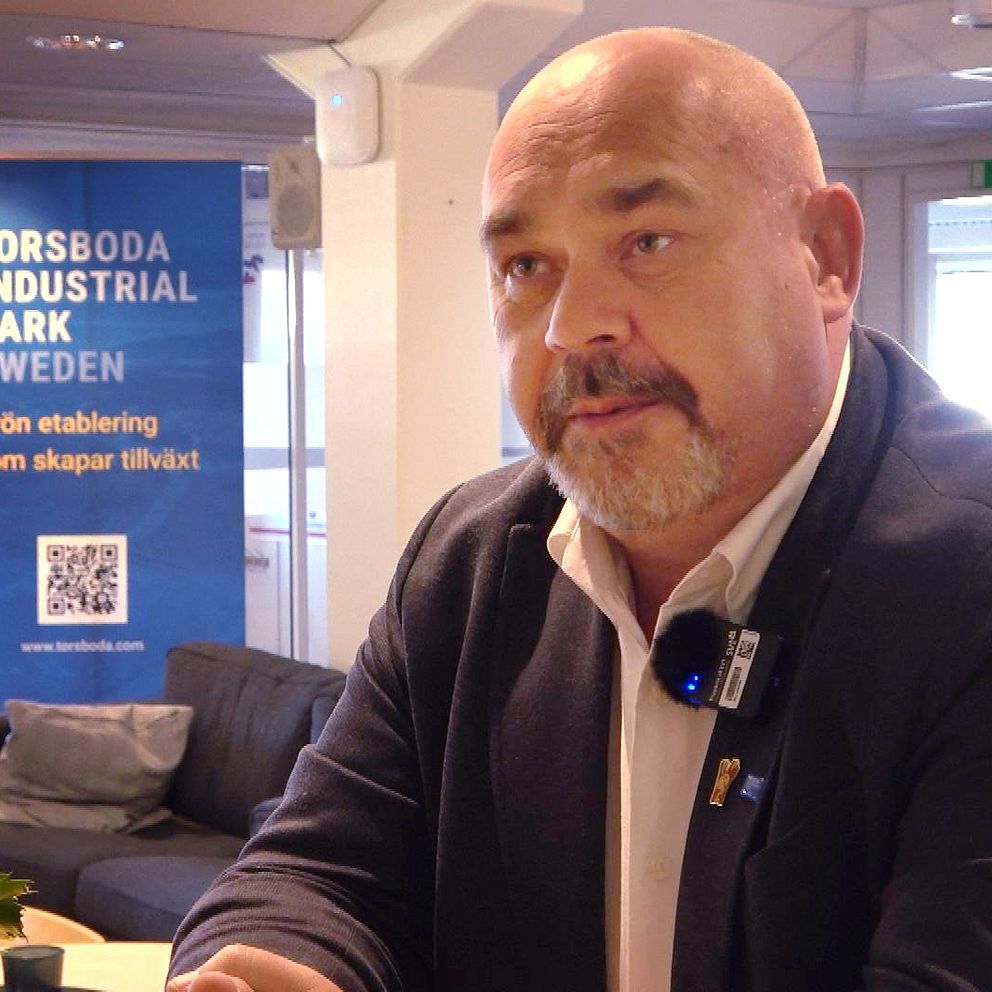 Torsbodabolagets vd Christian Söderberg, en man i 50-årsåldern, intervjuas av SVT, i bakgrunden syns bolagets reklambanderoll.