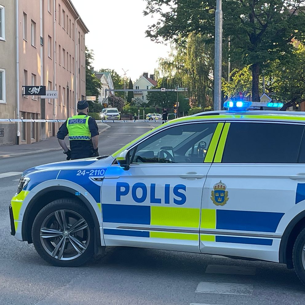 En kraftig explosion ska ha inträffat i centrala Västerås. Polisen på plats har identifierat skador på en port till ett flerfamiljshus.