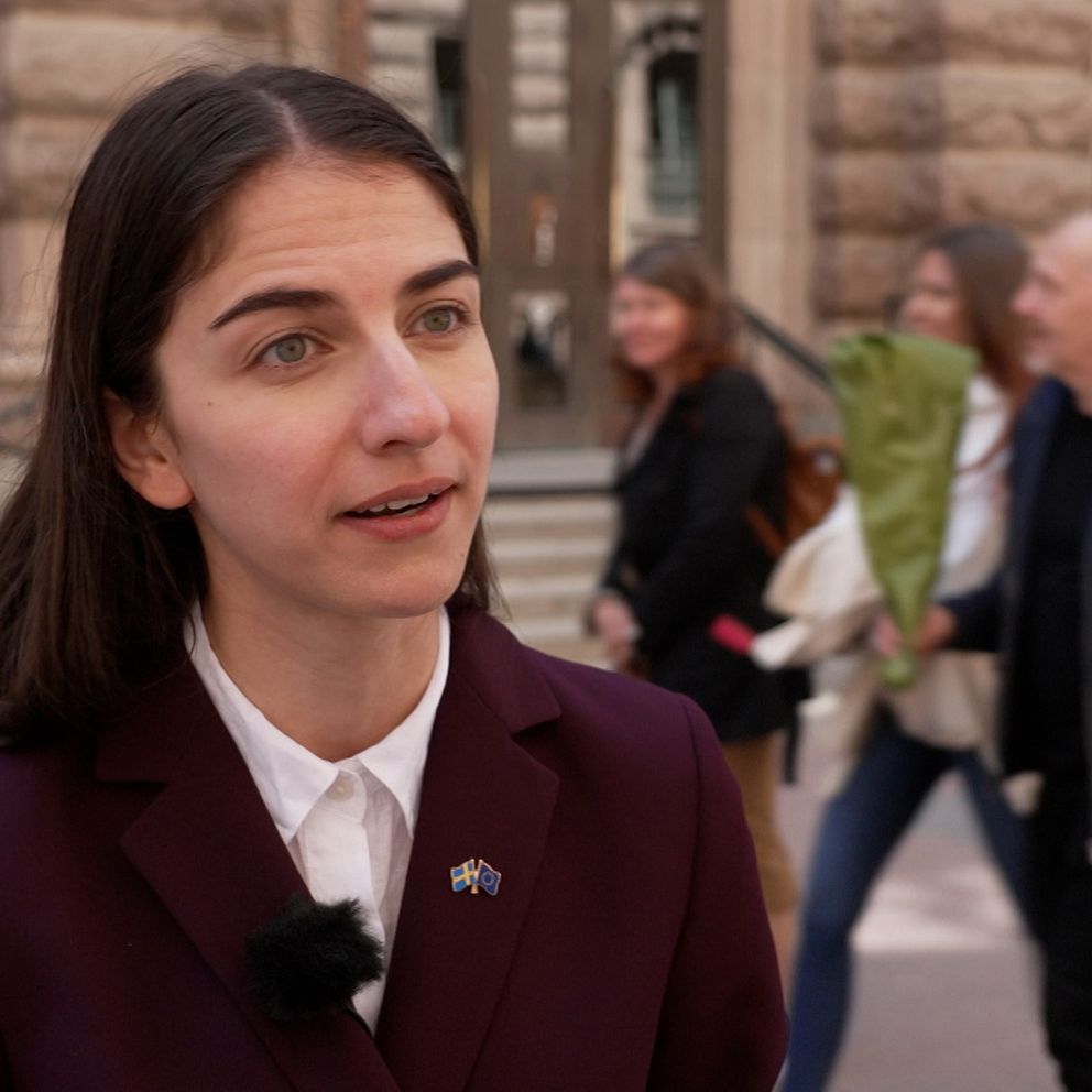 Miljöminister Romina Pourmokhtari (L) pratar om klimataktivister