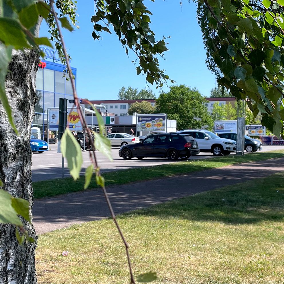 En man  har dött och en annan skadats efter ett våldsbrott i Motala natten till tisdag. En man i 20-årsåldern greps under natten misstänkt för mord och mordförsök.