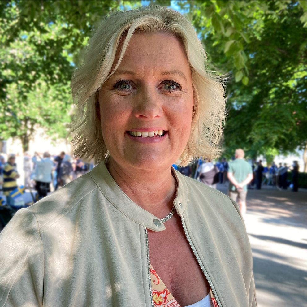 Landshövding tittar in i kameran och ler.