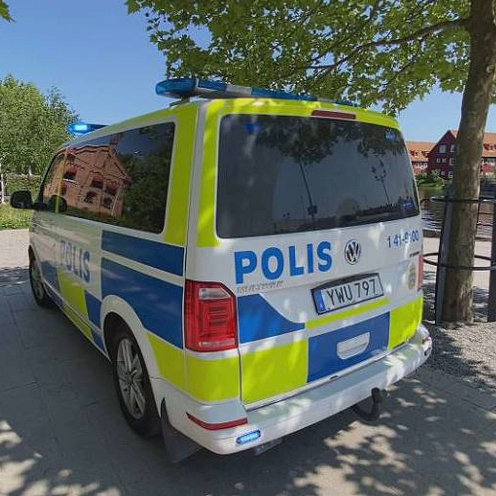 Polisbil längs en å.