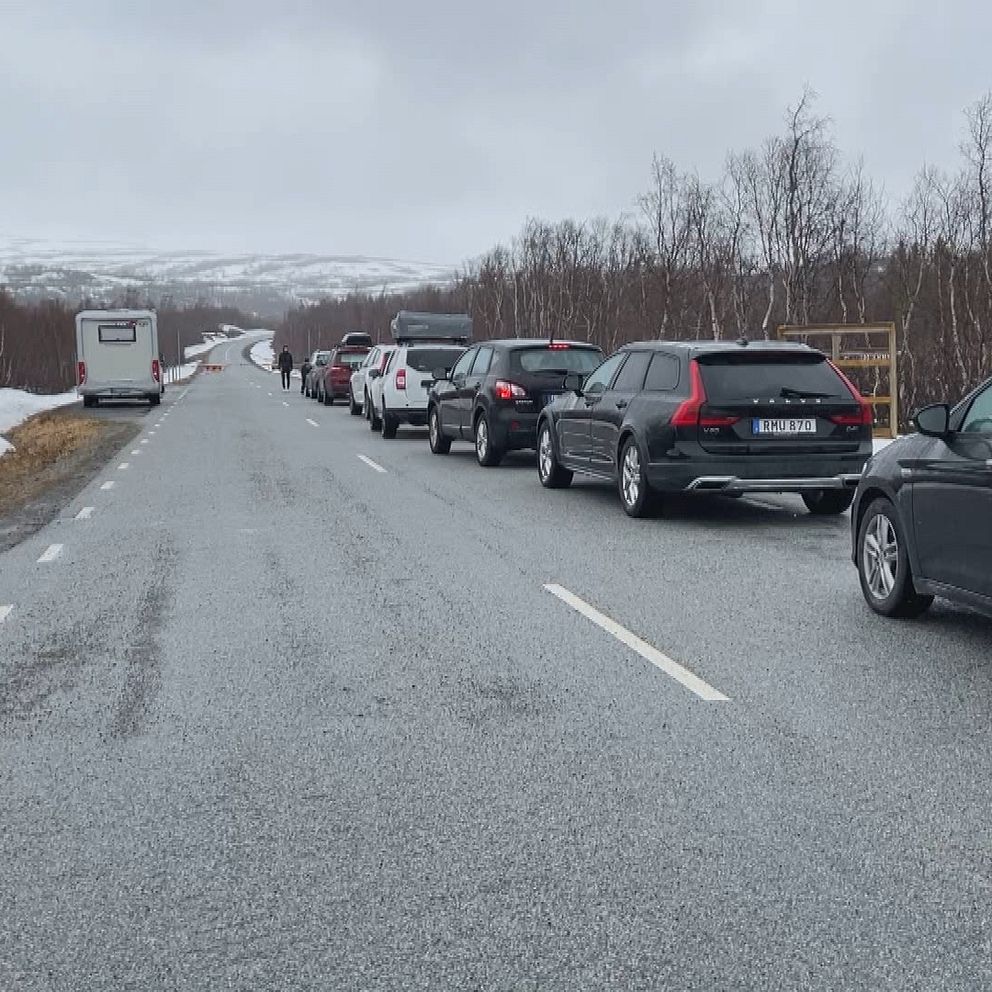 Bilkö bakom bommen som öppnar Stekenjokkvägen för trafik.