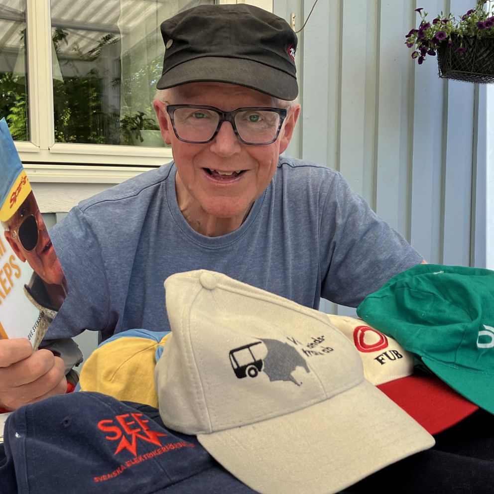 Sven-Ove Svensson från Forshaga tittar glatt in i kameran med sin samling kepsar.