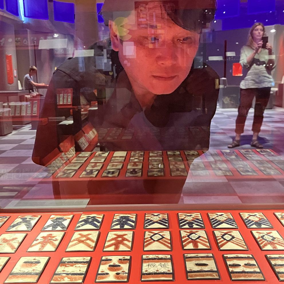 Man tittar på utställning av Karuta-kort.