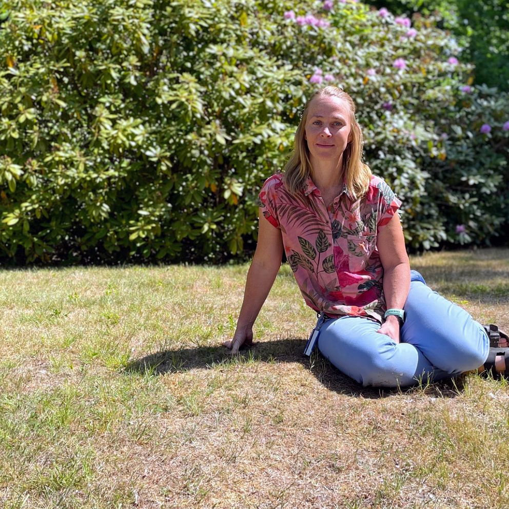 Elin Lindblom, miljö- och bygglovschef på Östra Göinge kommun, sitter på en torr gräsmatta och tittar in i kameran. I sommar ska den fulaste gräsmattan i kommunen utses.