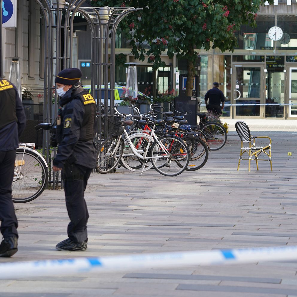 Polisen har spärrat av ett området runt en restaurang på Klostergatan i Växjö.