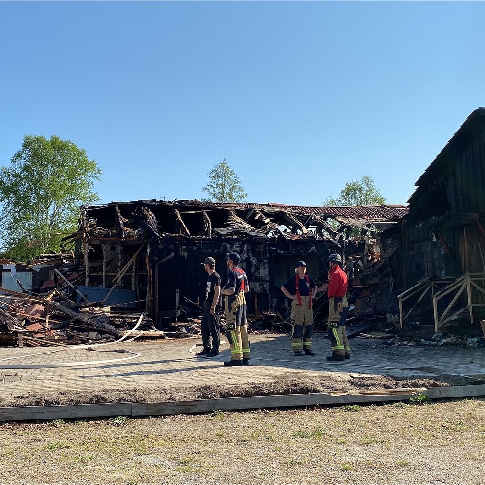En delvis raserad och kraftigt brandhärjad byggnad. Gyllene bocken i Härjedalen.
