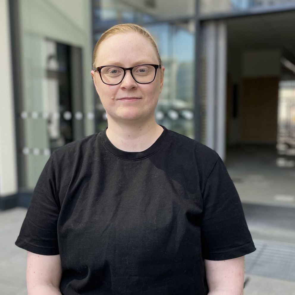 Linnéa Lorinius, trafikplanerare Örebro kommun står framför en passage och tittar rakt in i kameran.