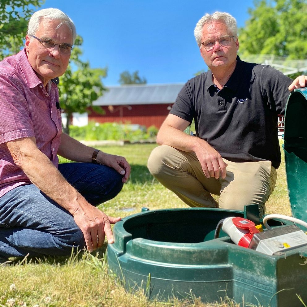 Thomas Kvist i röd skjorta och Mathias Ryngefors i svart pikétröja sitter på huk vid avloppsbrunn med grönt lock som är öppnat. De är med i en VA-samfällighet.