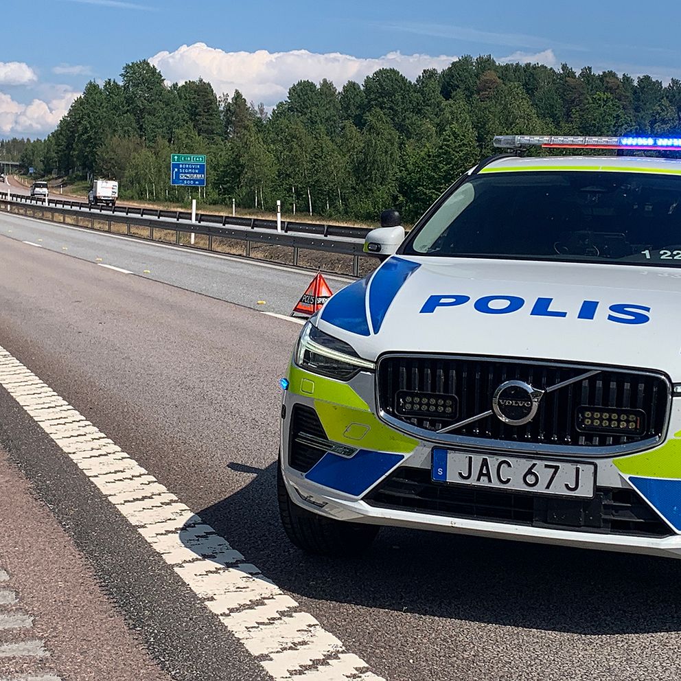 En polisbil står vid avspärrningarna på E45.