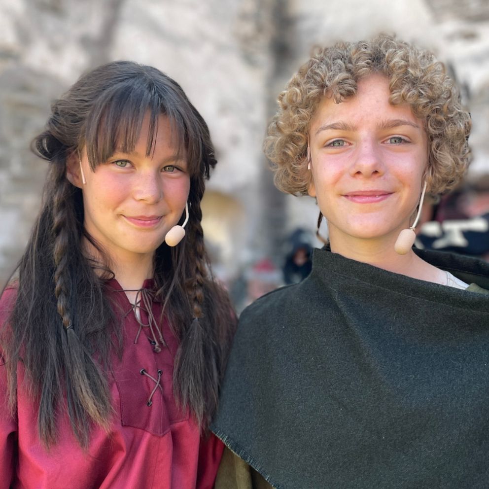Tilly Lagerqvist och Teddy Edstrand vid en slottsruin.