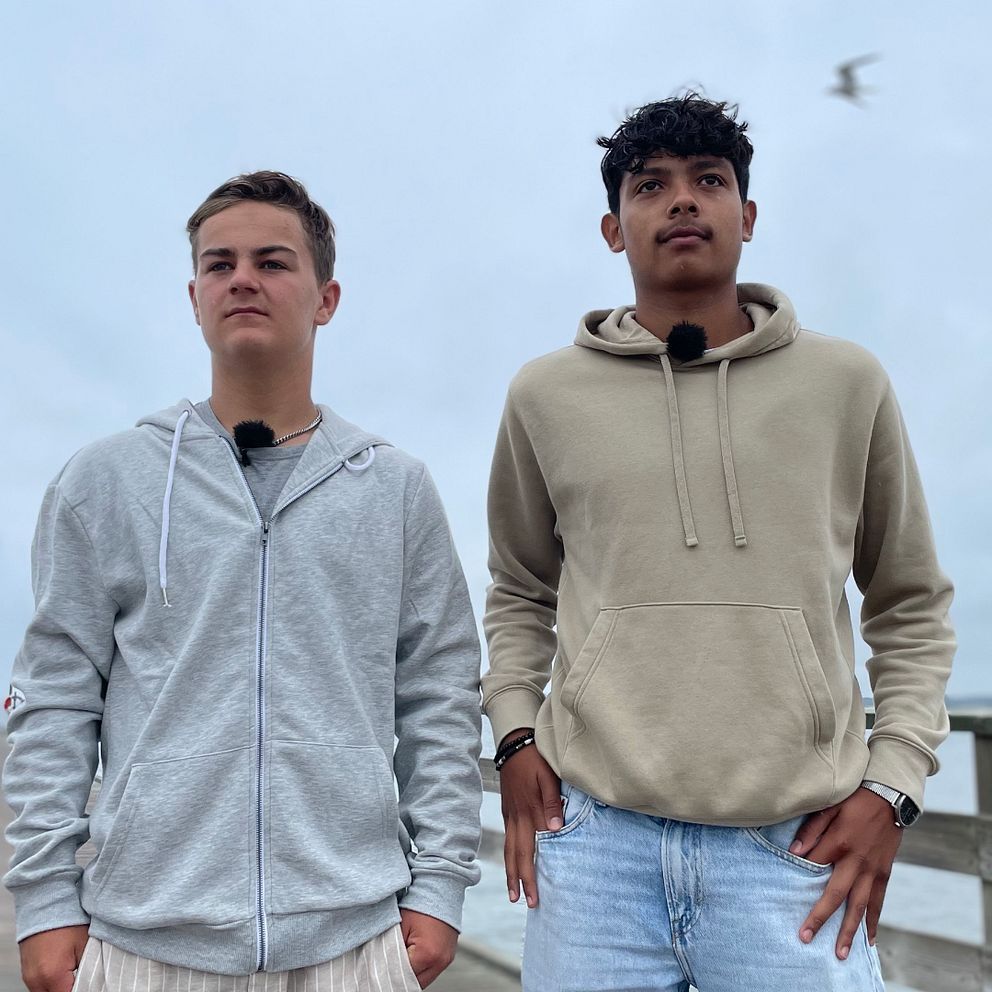 Vidar Torstensson och Alejando Diaz Lopez, som tillsammans räddade en kvinna från att drunkna, står på Klitterhusbryggan i Ängelholm.