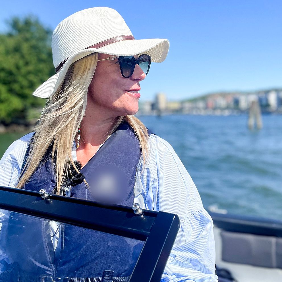 Joanna Törngren Redebrandt, en kvinna i hatt och solglasögon i en båt.