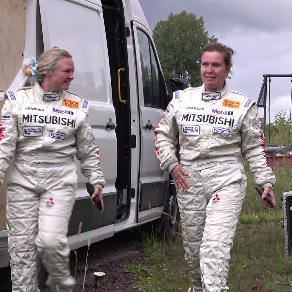 Pernilla Solberg och Ulrika Mattsson går bredvid varandra i sina overaller.