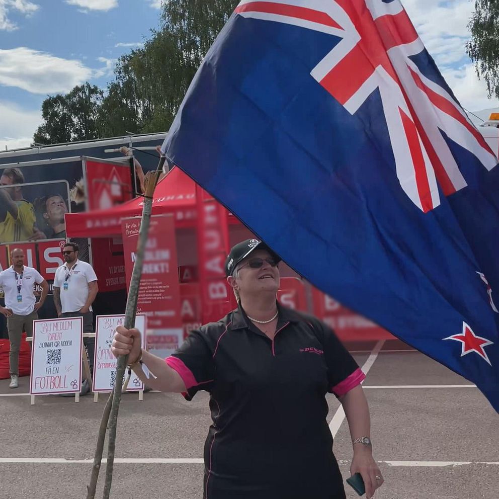 Jilly Fisher viftar med en Nya Zeelands flagga vid Rally-EM i Karlstad.