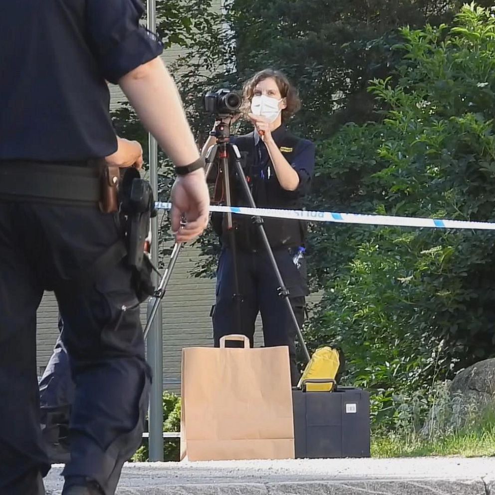 Poliser på brottplatsen.