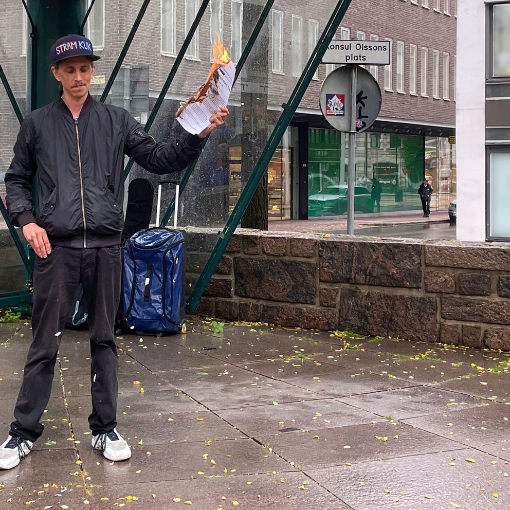 Lucas Ljungkvist tänder fyr på Natos stadgar på Konsul Olssons plats i Helsingborg.