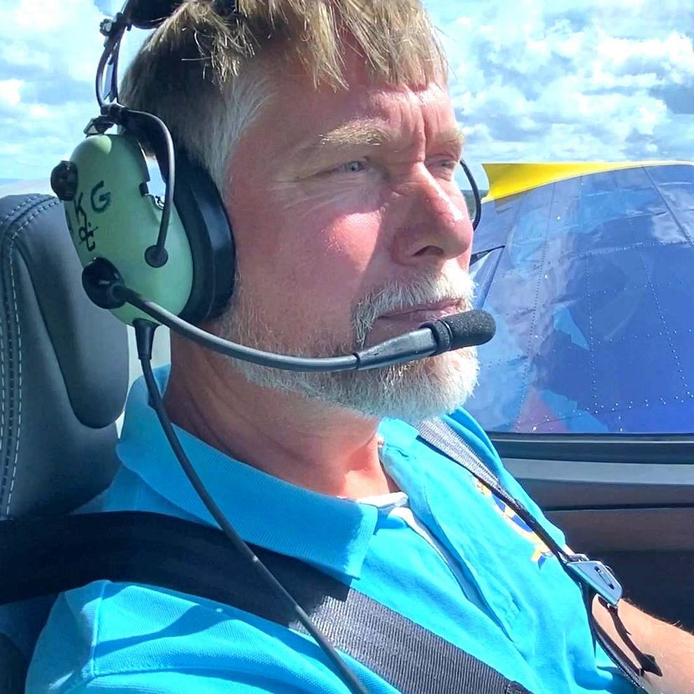 Måns Theorin, ordförande i Aeroklubben i ett flygplan.