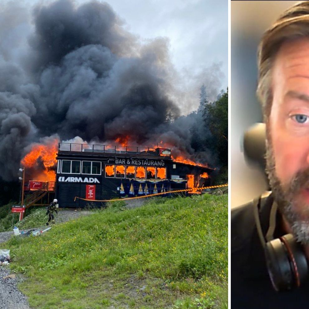 En man med hörlurar tittar in i kameran. Till vänster en bild över en restaurang i Åres skidsystem som står i full brand.