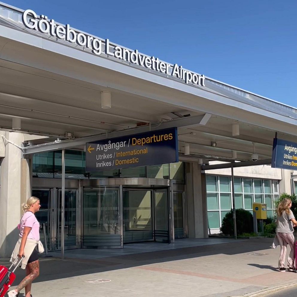 Resenärer som går framför Landvetter flygplats.