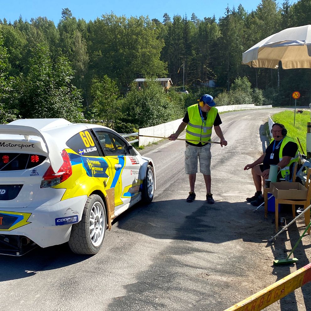 Rallybilar vid start