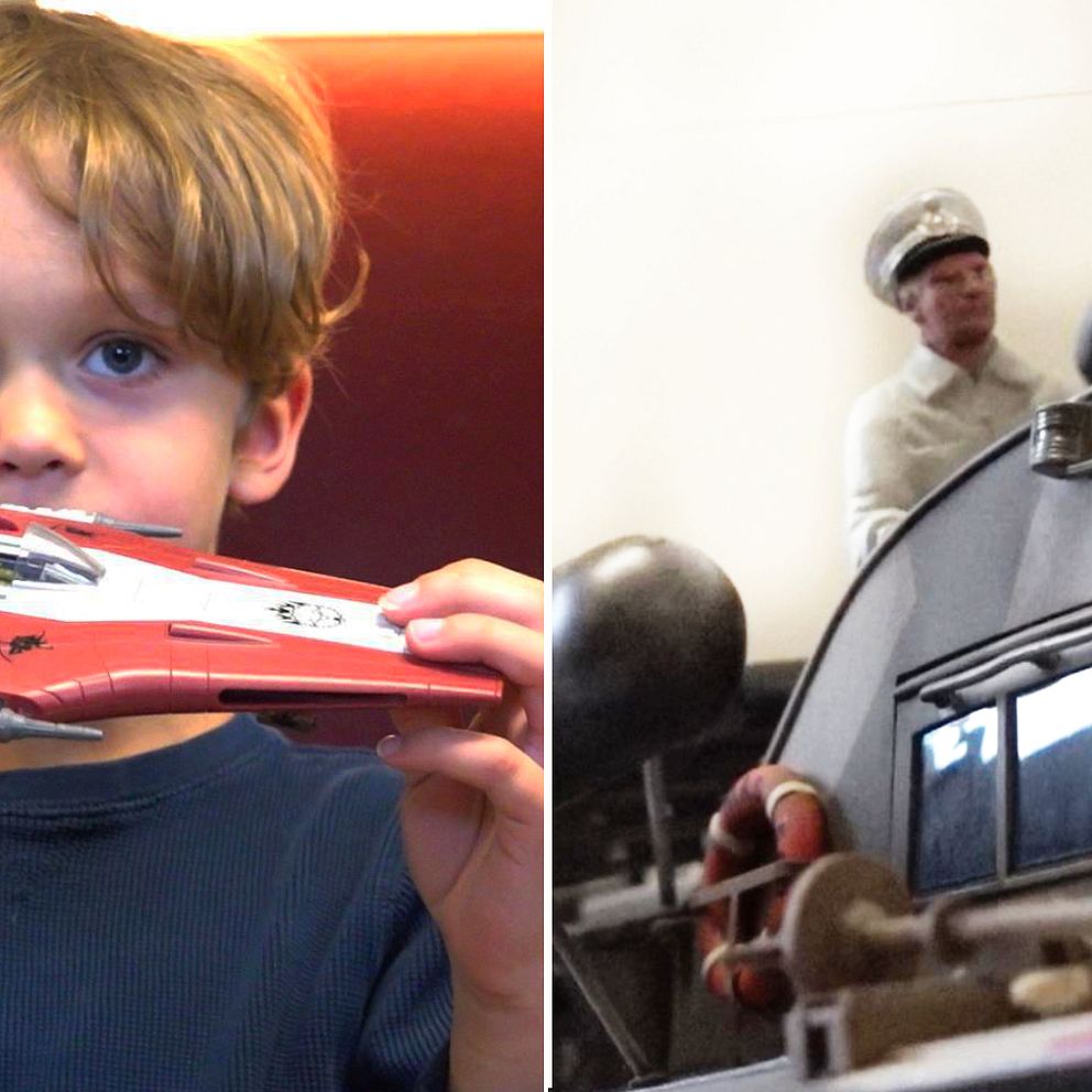 Albin, 5 år, håller upp sitt rymdskepp. bredvid honom är det en inzoomad bild på ett militärfartyg, även det, ett modellbygge.