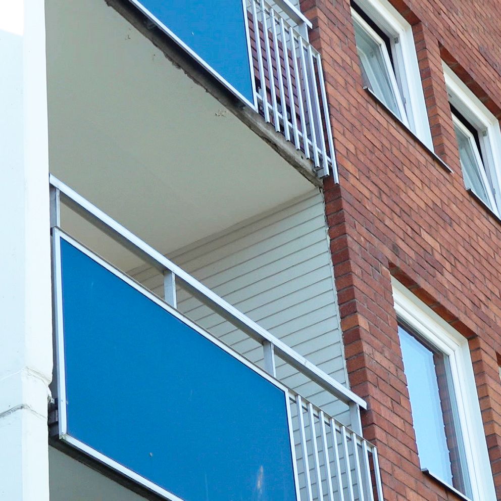 Balkong vid det bostadshus där bomben placerades.