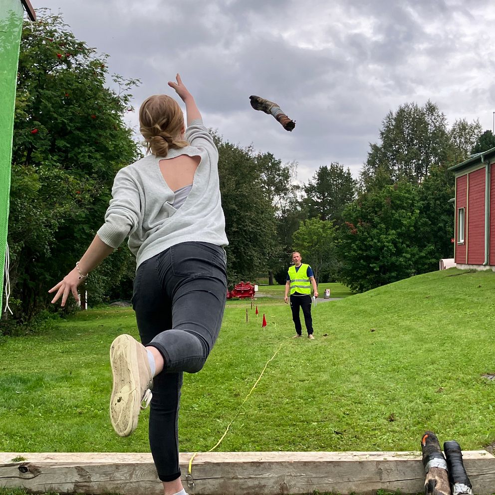 En tjej, Alice Stalebrant, kastar iväg en älgskånk som flyger i luften och som snart landar på en grön gräsmatta, bakom torget i Svenstavik.
