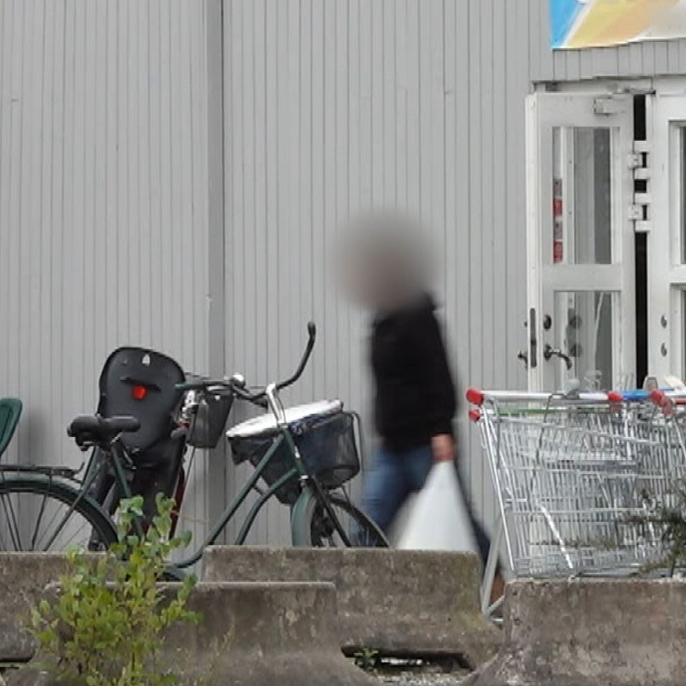 En kund kommer ut med en påse från butiken Sindibad i Örebro.
