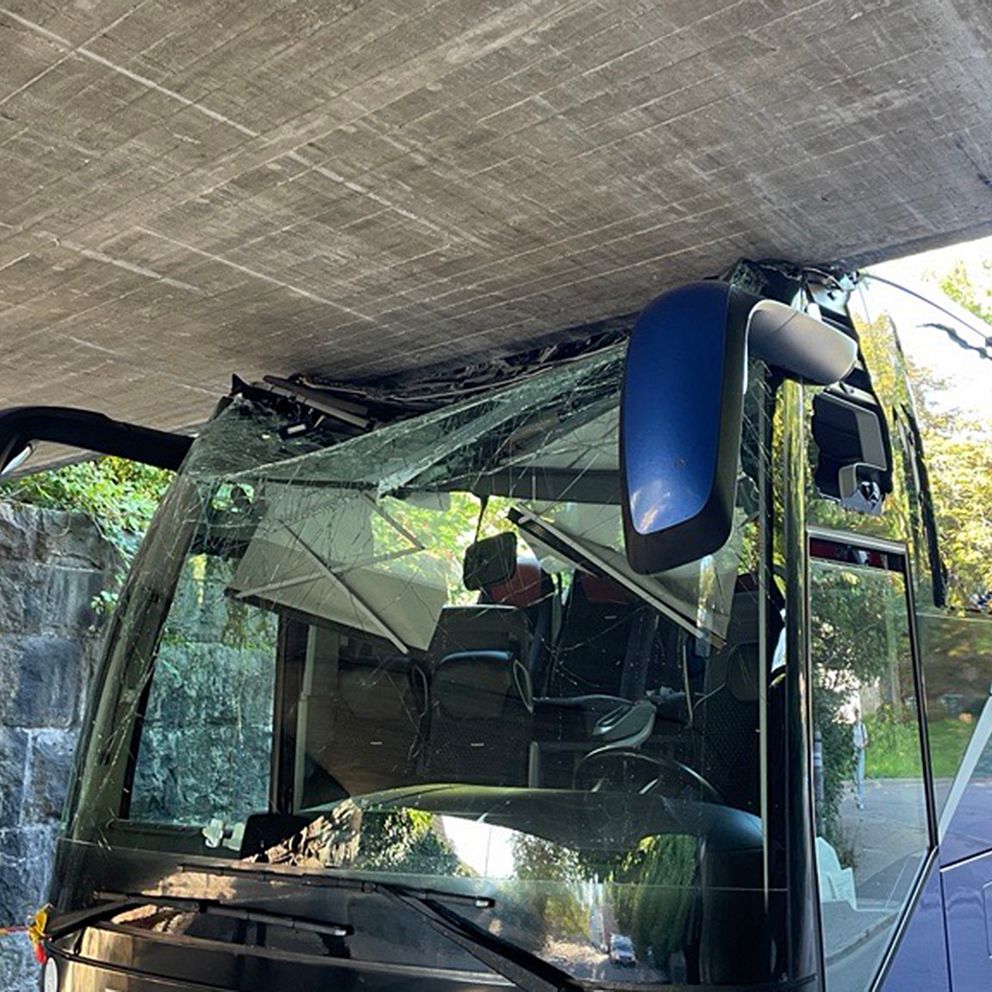 Turistbuss har kört fast under en viadukt i Lund.