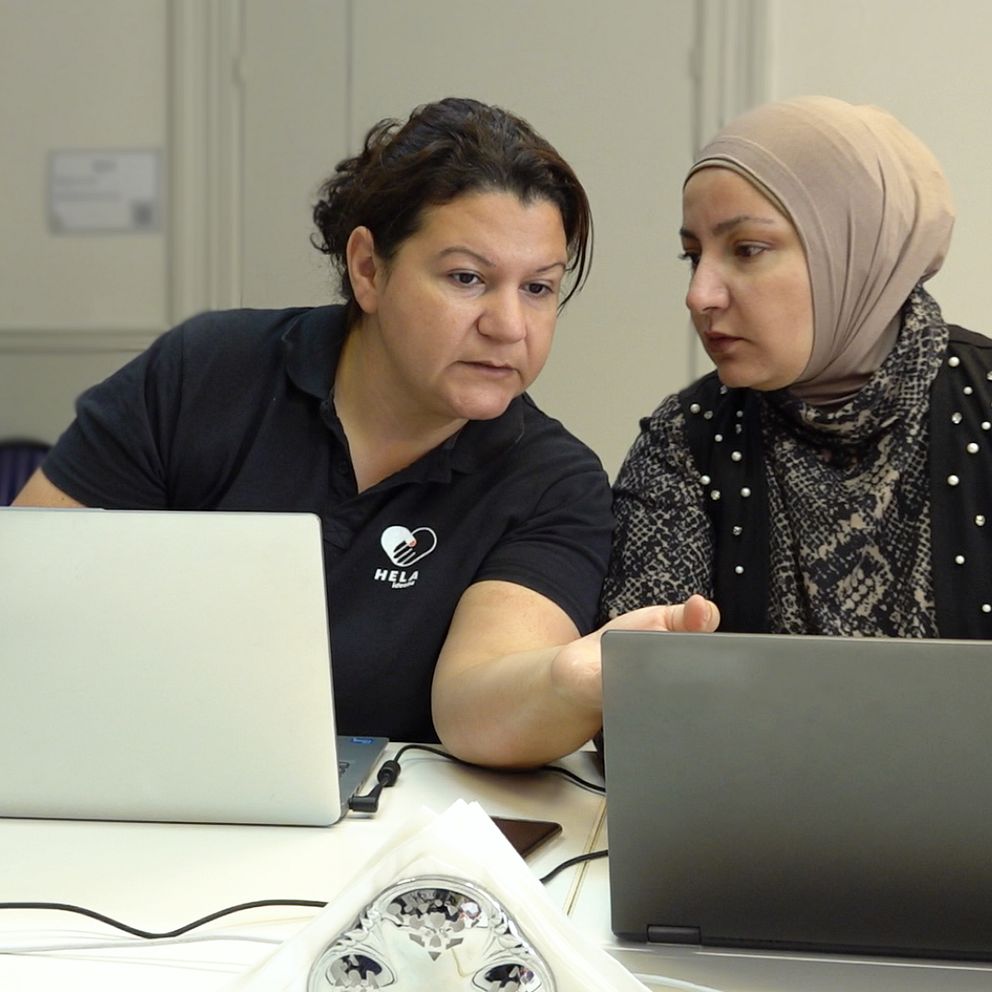 Hanin Ali och Mirna Dabbaghe går en datorkurs genom projektet Hela Sisters i Landskrona.