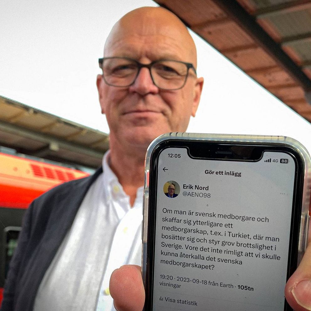 Erik Nord visar upp inlägget som postades under måndagskvällen