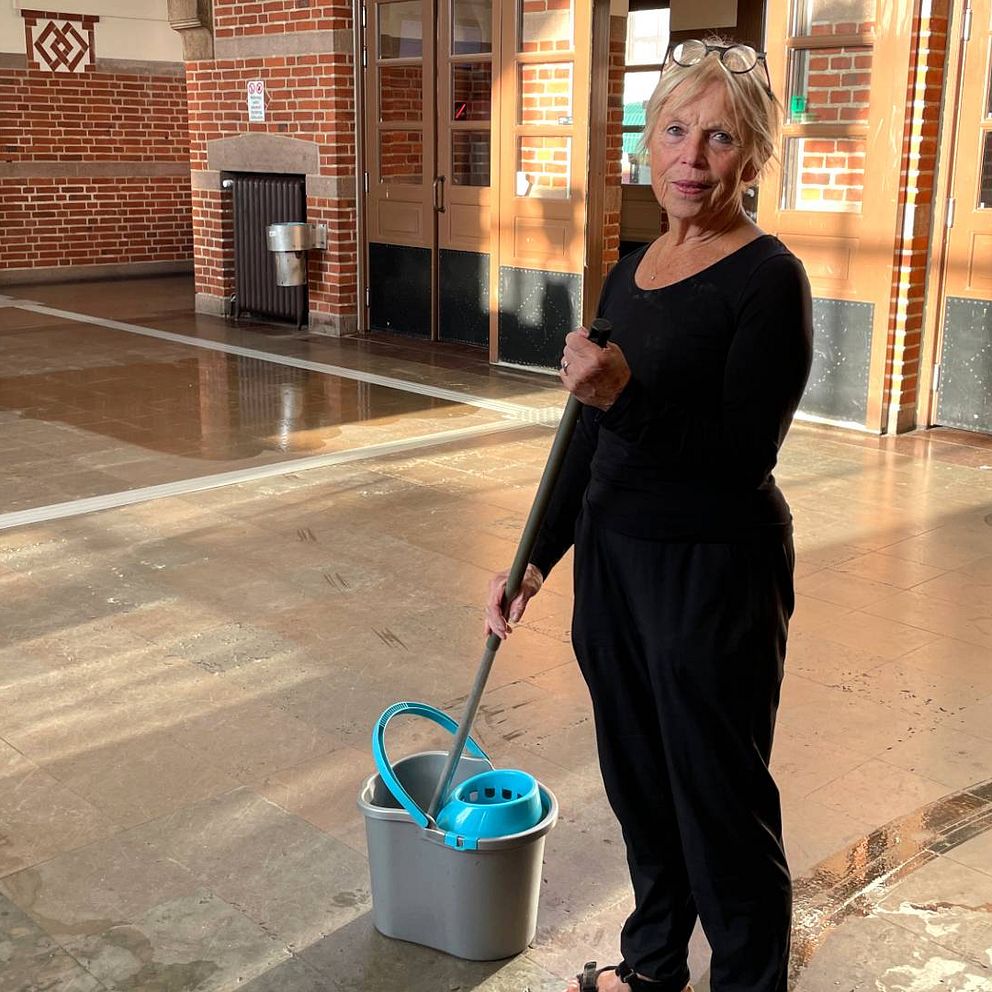 Kristina Warming städar på stationen i Eslöv.