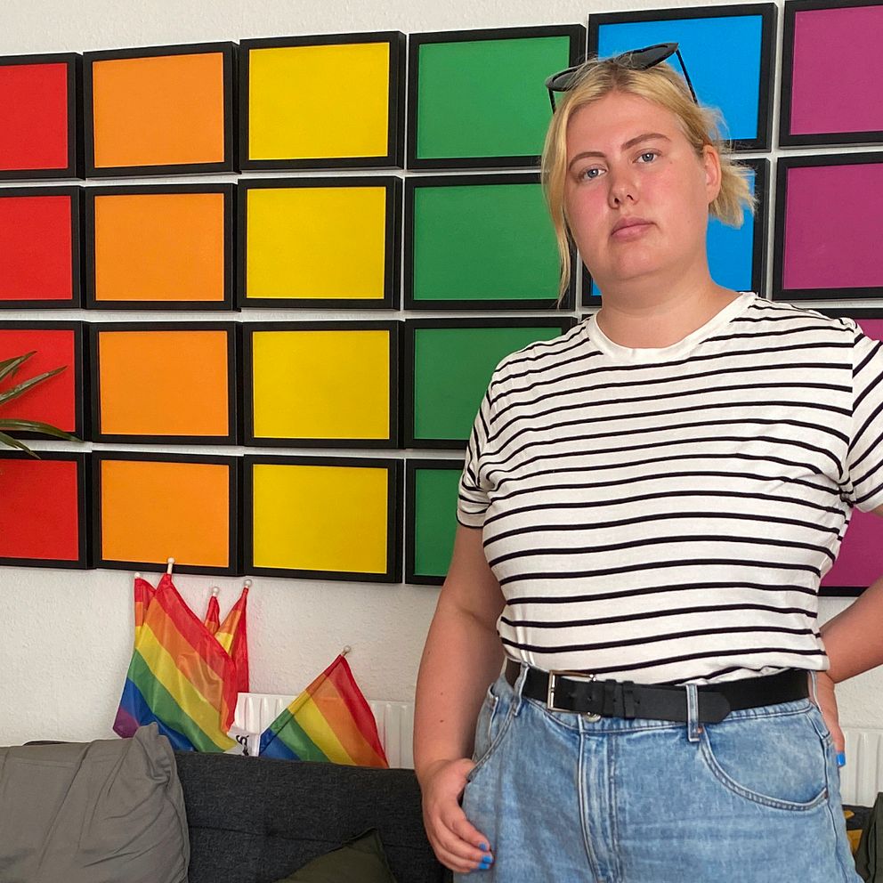 Agnes Haraldsson från RFSL står i RFSL:s kolaler i Helsingborg